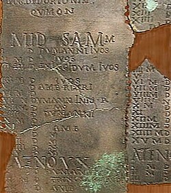 Fragmentos metálicos grabados de un antiguo calendario