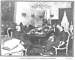 Sagasta presidiendo un consejo de ministros