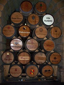 Barricas en bodegas de Haro