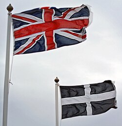 Banderas representativas de Cornualles junto a la Union Jack