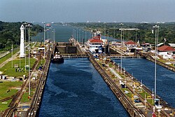 Vista del Canal de Panamá conectando océanos