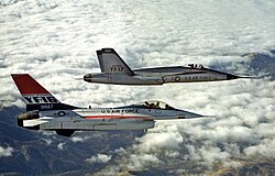Prototipos YF-16 y YF-17 en vuelo