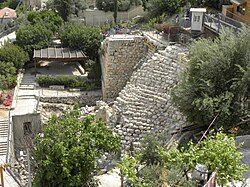 Estructura escalonada de piedra en Ophel