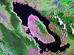Lago Toba en Sumatra, formado tras una erupción volcánica.