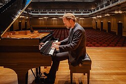 Músico tocando el piano