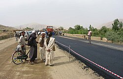 Proceso de asfaltado en una carretera