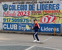 Niño entrenando bádminton