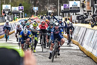 Jasper Philipsen celebrando su victoria en la Scheldeprijs 2021