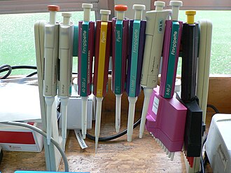 Juego de micropipetas de diferentes capacidades en un laboratorio