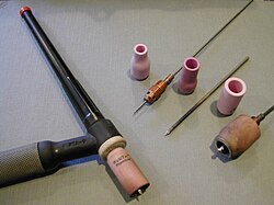 Accesorios y componentes metálicos utilizados en soldadura TIG.