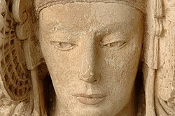 Detalle cercano del rostro idealizado y el tocado de la Dama de Elche