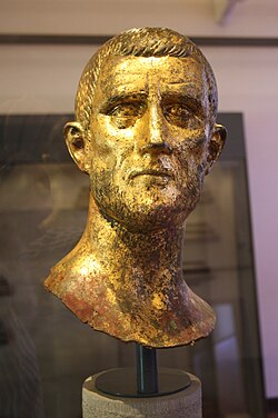 Busto clásico tallado en piedra de un emperador romano