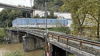 Detalle del puente del ferrocarril sobre el río Deva