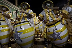 Cuerda de tambores de candombe en un desfile en Montevideo, Uruguay.