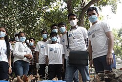 Personas colaborando activamente en una organización social.