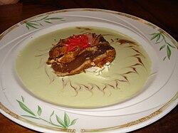 Plato de comida hawaiana elaborado con productos marinos