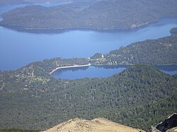Vista del lago Correntoso y lago Nahuel Huapi desde el cerro Bayo