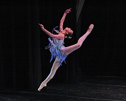 Salto de ballet en forma contemporánea