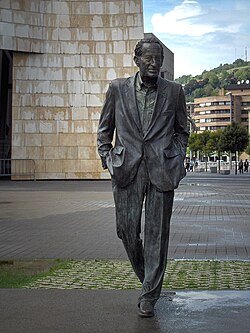 Monumento en memoria de Ramón Rubial ubicado en Bilbao.