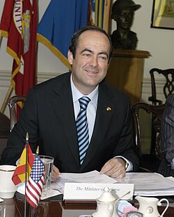 José Bono durante una manifestación de la AVT