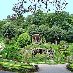 Gruta en los jardines del santuario de Bom Jesus
