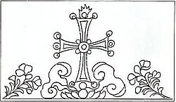 Cruz esculpida en la estela nestoriana del siglo VIII con un pedestal de loto