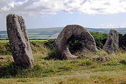Monumentos megalíticos como el Mên-An-Tol en Cornualles