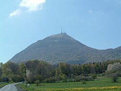 Vista panorámica del Puy de Dôme en la región de Auvernia.