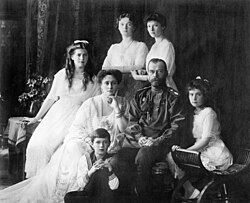 El zar Nicolás II y su familia en una fotografía histórica.