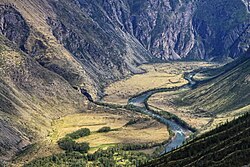 Terrazas aluviales encajadas entre montañas en la República de Altái, Rusia.
