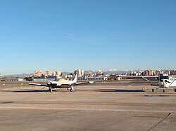 Aviones de distintas academias en la plataforma del Aeropuerto