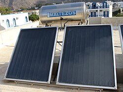 Sistema de energía solar térmica para el calentamiento de agua en Santorini, Grecia.