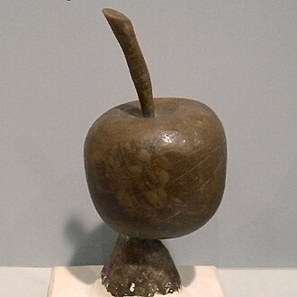Modelo de una manzana en cera de abeja