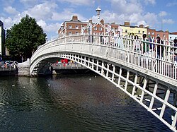 Puente del Medio Penique en Dublín, Irlanda.