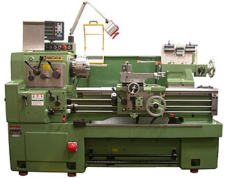 Torno paralelo moderno instalado en un taller