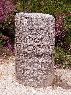 Miliario romano en la calzada Vía Nova