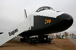 Maqueta o restos del transbordador Buran en el Museo de Baikonur