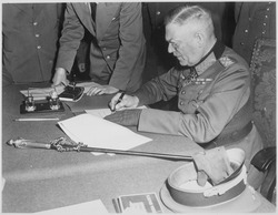 Wilhelm Keitel firma la capitulación en Berlín