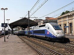 Composición ferroviaria TGV Duplex de doble piso en una estación