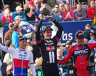 Podio final con John Degenkolb en el centro, Zdeněk Štybar a la izquierda y Greg Van Avermaet a la derecha.