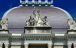 Remate del pórtico con grupos escultóricos e inscripción