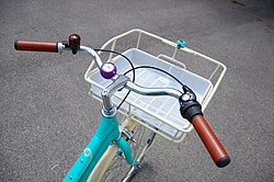 Manillar de paseo con empuñaduras de cuero, portabultos y accesorios