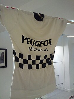 Ciclistas del equipo Peugeot en una competición