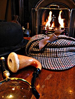Objetos clásicos asociados a Sherlock Holmes como la pipa y la lupa