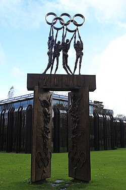 Monumento con los anillos olímpicos en la sede del COI en Lausana, Suiza.