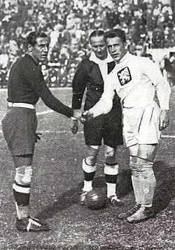 Los capitanes Gianpiero Combi y František Plánička antes de la final