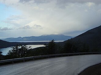 Costas orientales del Lago Fagnano desde la Ruta Nacional 3