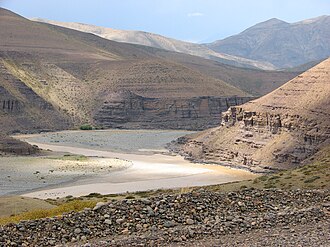 Río Neuquén surcando el árido paisaje del Desierto Patagónico