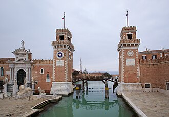Entrada monumental al histórico Arsenal de la República de Venecia.