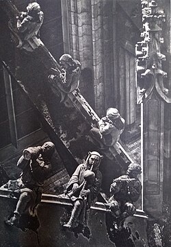Estatuillas decorativas en algunos arbotantes de la catedral